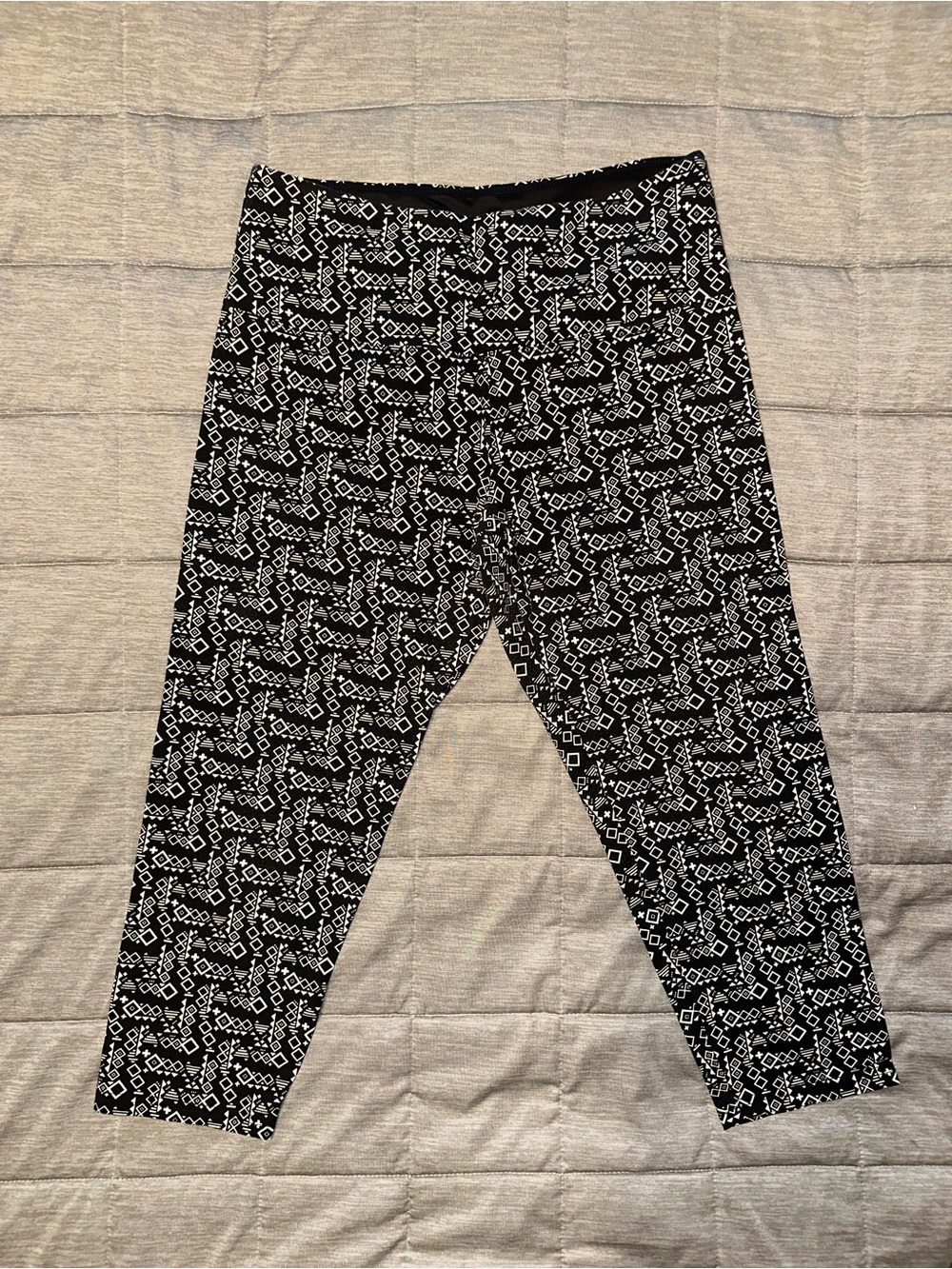 Women's Suave Capri Black & White Geometric Leggings with Tummy Control Medium